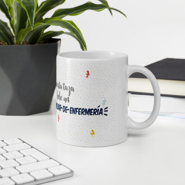 AUXILIAR-DE-ENFERMERA-HOMBRE_mockup_Office-environment_Environment_11oz