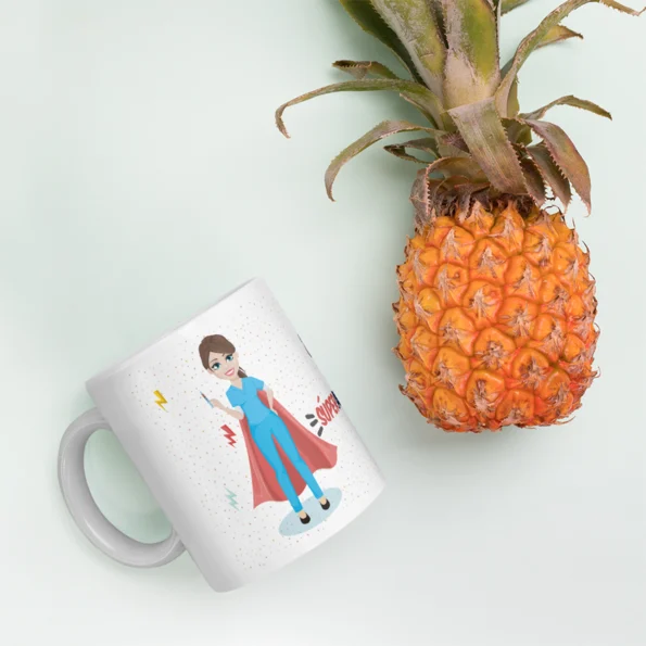 AUXILIAR-DE-ENFERMERA_mockup_Pineapple_Environment_11oz
